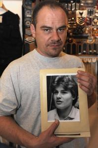 Andreas Krieger met een foto van toen hij nog Heidi Krieger was