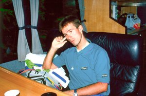 Erik Breukink in de PDM-camper nadat hij in de Tour heeft opgegeven./Erik Breukink in de PDM-camper nadat hij in de Tour heeft opgegeven. 16-07-1991