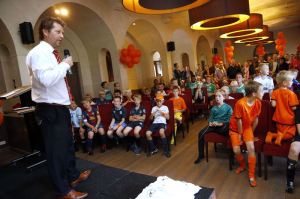 Perry Leydsman spreekt tijdens een kindermiddag bij Sparta Rotterdam (Foto Carla Vos/Cor Vos)