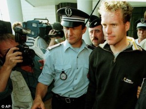 Steven de Jongh wordt in de Tour van 1998 gearresteerd door de Franse politie